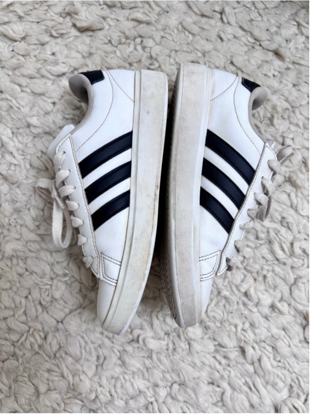 Women's Adidas Sneakers White Black Stripes Size 5 Lace Up Classic - Picture 5 of 8